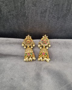 Boucles d'oreilles pendantes Jhumka à motif floral traditionnel pour femmes, avec pompon de perles, bijoux de mariage et de mariée, plaqué or, vente en gros - Product Image 5