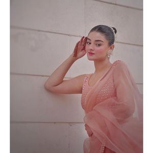 Sari brodé de sequins de créateur pour les tenues de soirée et les robes de carrière - Product Image 2