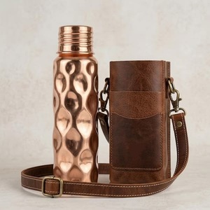 Bouteille d'eau de luxe en cuivre style exécutif avec support en cuir premium et étui de protection sans BPA pour usage extérieur - Product Image 1