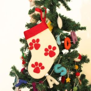 Chaussette de Noël Festive pour Animaux de Compagnie – Chaussette en Feutre Rouge et Blanc avec Empreintes de Pattes – Faite à la Main pour Noël - Product Image 4