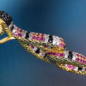 KRISHNAM JEWELS - Colgante de Serpiente con Incrustaciones de Diamantes Multicolores, Estilo Hip Hop, Hecho a Mano, Certificado por Terceros, Joyería Unisex - Product Image 4