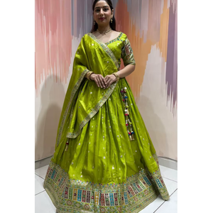 Exclusivo Chaniya Choli de Seda Banarasi con Bordado a Mano con Espejos y Dupatta de Organza, Traje Festivo Nupcial para Mujer - Product Image 1