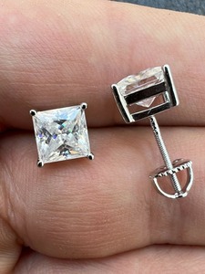 Boucles d'oreilles clous en moissanite de qualité supérieure, bijoux fins faits à la main pour tenues décontractées, de soirée et de cérémonie, fournisseur en gros - Product Image 4