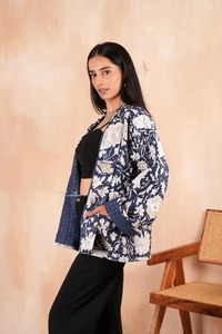Women's Patchwork Sleeveless Quilted Reversible Winter <b>Jacket</b> with V-neck Collar and Cotton Fabric - Product Image 4