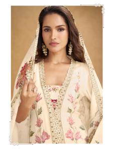 Traje Salwar Chinon Real de Diseñador Gulkayra Inayat en Oferta, con Bordado de Lentejuelas y Trabajo de Espejo Hecho a Mano para Bodas - Product Image 3