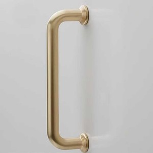 Une paire de poignées de meubles en laiton brossé avec un espacement entre les trous de 128 mm, adaptées aux tiroirs de cuisine et aux poignées de porte d'armoire. - Product Image 3