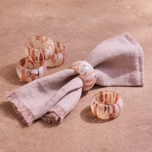 Anneaux de serviette en résine classiques pour table de mariage avec des motifs élégants et des accents faits à la main pour des réceptions élégantes - Product Image 2