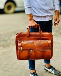 Sac pour ordinateur portable d'affaires en cuir de buffle véritable de haute qualité B S International, fait à la main, écologique, imperméable, avec port USB portable - Product Image 6
