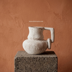 Jarra de Cerámica Rústica Curvana de Terracota, Hecha a Mano, con Asa Unida, Acabado Desgastado con Pátina Blanca - Product Image 4