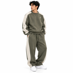 Conjunto de Sudadera y Pantalones Deportivos para Hombre, Verde Oliva, 2 Piezas, Cuello Redondo, Pantalones Anchos con Paneles Beige en Contraste, Corte Holgado, Estilo Urbano, OEM - Product Image 1