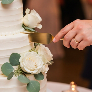 Couteau à gâteau élégant au design minimaliste en argent, outil de découpe de gâteau durable, idéal pour une utilisation quotidienne, la pâtisserie et les repas à la maison - Product Image 3