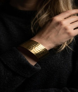 Brazalete Ancho de Metal Chapado en Oro con Acabado Texturizado Rugoso y Bordes Irregulares para el Día de Acción de Gracias por F S International - Product Image 6
