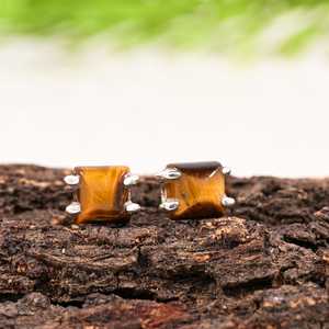 Pendientes Pequeños de Ojo de Tigre en Plata de Ley, Joyería Minimalista con Cristales Curativos - Product Image 1