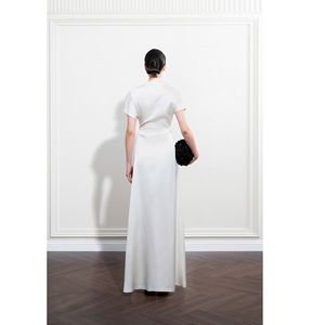 ชุดเดรสขายส่งสำหรับผู้หญิง ดีไซน์หรูหรา ผลิตตามแบบ ODM รุ่น AVA ASYMMETRICAL DRESS ชุดเดรสยาวผ้าไหมแขนสั้นทันสมัยสำหรับผู้หญิง ดีไซน์หรูหรา - Product Image 3
