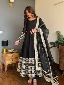 Ensemble de robe Anarkali noire brodée, 3 pièces - Product Image 4