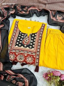 Ensemble Kurti-Pant et Dupatta Mulmul en coton de haute qualité, dernier cri, magnifique, avec tissage imprimé et travail artisanal, achat en ligne en Inde - Product Image 5