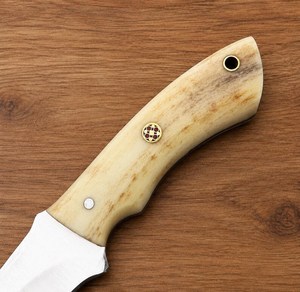 Couteau de chasse artisanal en acier inoxydable de qualité industrielle avec manche en os et étui en cuir pour le camping en plein air - Product Image 3