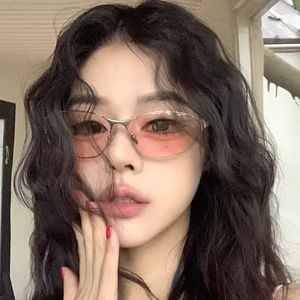 แว่นกันแดดทรงแคทอายสไตล์เรโทรพังก์สุดหรู ปี 2026 น้ำหนักเบา กรอบสีทอง ป้องกันรังสียูวี เลนส์ทนทาน เหมาะสำหรับการเดินทาง แว่นกันแดดแฟชั่นสำหรับผู้หญิง - Product Image 1