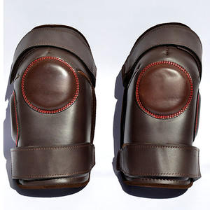 Protège-genoux polo professionnel confortable et ajusté, conçu pour la protection du cavalier, les séances d'entraînement de flexibilité et les activités équestres. - Product Image 1