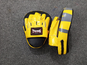 Guantes de Boxeo Dobles Resistentes en Negro y Amarillo, Manoplas Curvas de Cuero para Entrenamiento de Artes Marciales, Kickboxing y Muay Thai - Product Image 4