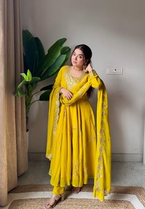 Ensemble de soirée jaune brodé pour femme en faux georgette, avec broderie lourde de sequins, Kurti, pantalon et dupatta entièrement évasés, sans plis - Product Image 1