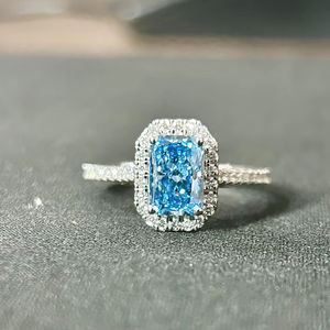 Anillo de compromiso y aniversario de diamante azul vívido de laboratorio de 5 quilates con engaste pavé de plata 925, corte radiante, certificado IGI, rodio. - Product Image 1