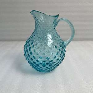 Jarra de vidrio elegante de color azul cielo y elegante solución para servir bebidas en la mesa del comedor, la cocina o el hogar. - Product Image 1