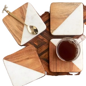 Ensemble de dessous-de-verre en bois d'acacia design avec finition en marbre inspiré de la pierre, porte-gobelets faits à la main, cadeaux de mariage et tables élégantes pour la maison - Product Image 1