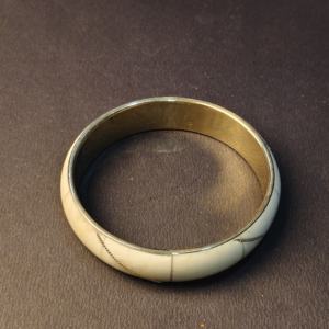 Elegante Brazalete de Hueso con Incrustaciones Diagonales y Detalle de Alambre de Latón Fino – Brazalete Artesanal Minimalista Hecho a Mano – Joyería Étnica Dorada - Product Image 3