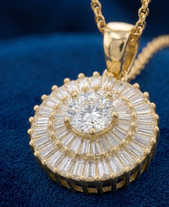 จี้ห้อยคอทรงหรูหรา Solaris Radiant Medallion ประดับด้วยหินทรงกลมตรงกลางและวงแหวนทรงบาแกตต์สีเงิน ดีไซน์โดดเด่น - Product Image 1