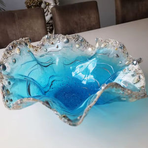 Bol en résine fait main motif océan avec flocons et accents argentés – Idées de décoration intérieure, bol décoratif, idées cadeaux, art géode, art en résine - Product Image 1