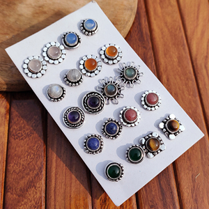 Boucles d'oreilles clous en laiton avec pierres précieuses naturelles, plaquées or/argent, faites à la main, pour femmes, vente en gros, fabricant, fournisseur, cadeau, bien-être - Product Image 6