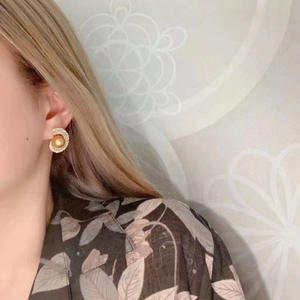 ต่างหูเงินแท้ S925 ประดับมุกธรรมชาติของดิลราบา 10-11 มม. ผิวเรียบเนียนไร้ตำหนิ ของขวัญวันเกิดที่สมบูรณ์แบบ - Product Image 3