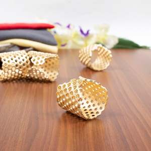 Juego de 12 Anillos para Servilletas de Metal Dorado, Decoración de Mesa con Textura Martillada Vintage - Product Image 3
