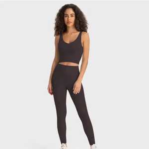 Ensemble de yoga pour femmes, couleurs unies simples, respirant, vêtements de sport et de fitness, ensemble 2 pièces pour le sport et la course à pied. - Product Image 4