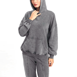 Sudadera con capucha de alta calidad y lavado ácido para mujer, personalizable con su propio logotipo, en colores sólidos. - Product Image 3