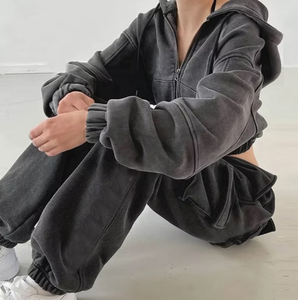 Ensemble survêtement streetwear pour femme, coupe courte, effet délavé, avec sweat à capuche zippé et pantalon de survêtement, personnalisable avec logo - Product Image 3