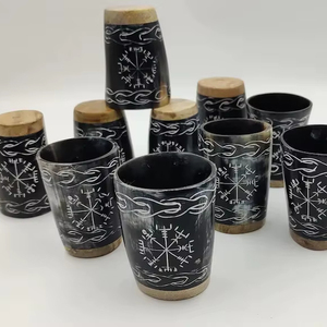 Vaso de lujo hecho de cuerno natural de búfalo y buey, vasos de chupito con base de madera, fabricado por A S Craft Export. - Product Image 1
