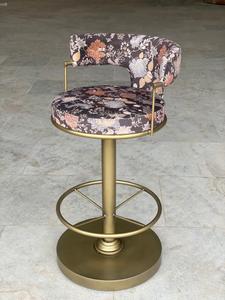 Chaise de bar moderne et durable avec accoudoirs fixes, assise en tissu floral, dossier et structure en acier inoxydable pour la maison, le bureau ou les centres commerciaux - Product Image 3