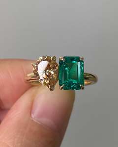 Fabricante de Joyería, Anillo de Compromiso Personalizado de Plata de Ley 925 con Esmeralda Verde en Forma de Pera y Moissanita de Doble Piedra - Product Image 2