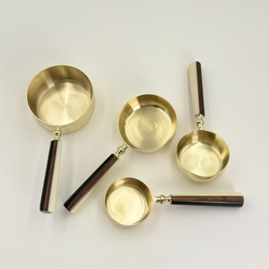 Ensemble de 4 tasses à mesurer en acier inoxydable avec poignée en résine multicolore, finition PVD dorée, passe au lave-vaisselle, produit écologique - Product Image 3