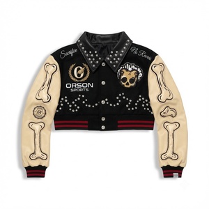 Chaqueta Varsity Corta con Logotipo Personalizado para Mujer, Chaqueta Bomber Punk con Parches de Calaveras y Huesos, Chaqueta Letterman con Mangas de Cuero con Pedrería - Product Image 2