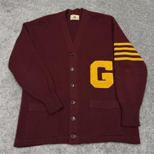 Cardigan unisexe en tricot avec patch lettres, col en V, manches longues, boutons et poches, style décontracté universitaire - Product Image 1