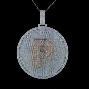 Colgante con cualquier letra helada en el centro hecho en plata de ley 925 adornado con diamantes de moissanita brillante para regalo - Product Image 1