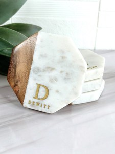 Ensemble de sous-verres en marbre de forme irrégulière personnalisés avec base en bois, sous-verres modernes en pierre, design durable, sous-verres à thé par UO - Product Image 3
