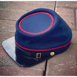 Gorro de lana azul de estilo vintage, similar al gorro de la Unión de la era de la Guerra Civil Americana, comúnmente conocido como un kepi. - Product Image 3