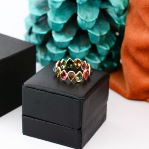 แหวนทัวร์มาลีนหลากสีธรรมชาติแบบมัลติคัท ตัวเรือนทองคำแท้ 18K สีเหลือง – แหวนแบบคลัสเตอร์ทรงผสมประดับขอบแบบ Bezel Set - Product Image 6