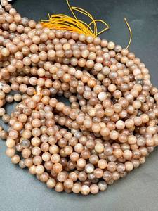 ลูกปัดมูนสโตนสีน้ำตาลธรรมชาติ รูปทรงกลม สีน้ำตาลเทาพีชสวยงาม พร้อมประกายแสงธรรมชาติ ร้อยเป็นเส้นเต็ม - Product Image 2