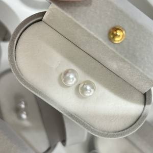 Versátiles Pendientes de Perlas de Tahití en Gris Platino Verde de 8-9 mm, Casi Redondas, con Defectos Superficiales y Colores Misteriosos - Product Image 1