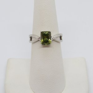 Vintage <b>Peridot</b> <b>Ring</b> Emerald Cut Green Gemstone Twisted Celtic Sterling Silver August Birthstone - Product Image 3